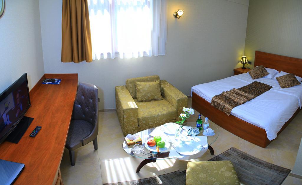 Park Avenue Hotel יירבאן מראה חיצוני תמונה